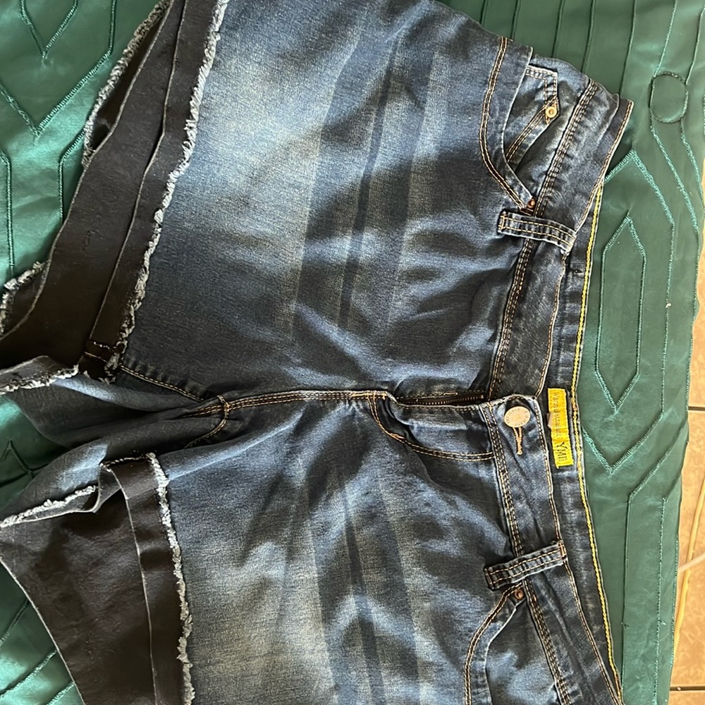 Wanna betta butt jeans! Lightweight dark denim